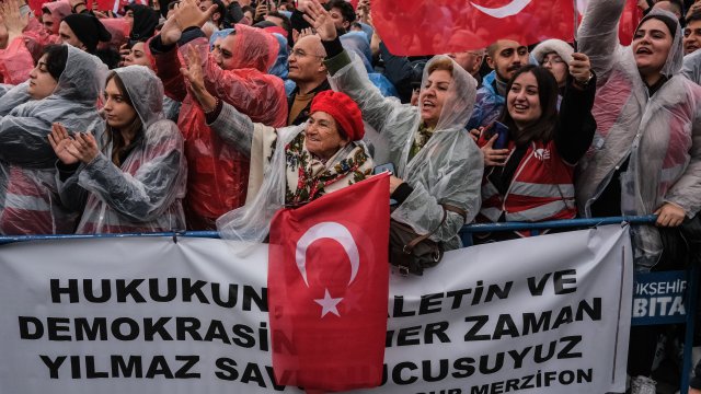 Хиляди се събраха в подкрепа на кмета на Истанбул Екрем