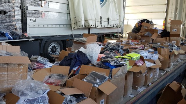 Митнически служители задържаха 7586 маркови и контрабандни стоки при проверка