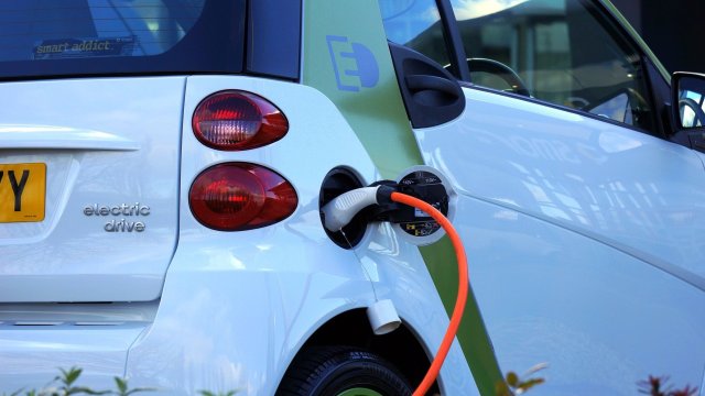 Европейският съюз настоява за още по екологични хибридни plug in автомобили и