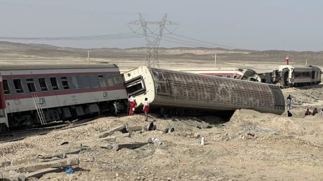 Пътнически влак частично дерайлира в източната част на Иран Загинали са
