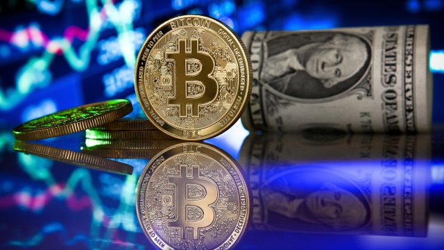 Стойността на биткойн продължи да пада и през уикенда и