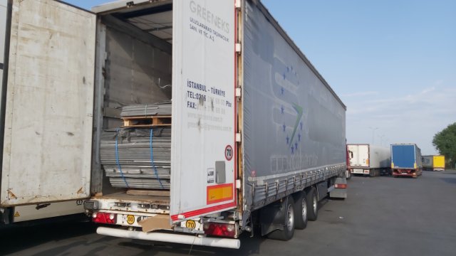 На украинска територия има задържани двама български шофьори на ТИР ове