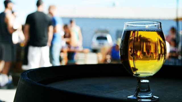 Алкохолът в малки дози е съвсем приемлив но както в