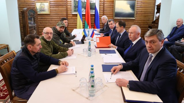 Третият кръг руско украинските преговори в Беларус приключи заяви руското посолство