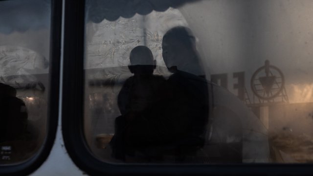 Съпруга на руски военен го призовава да изтезава деца в