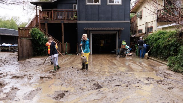 Засегнатият от бурята западен американски щат Калифорния е ударен от