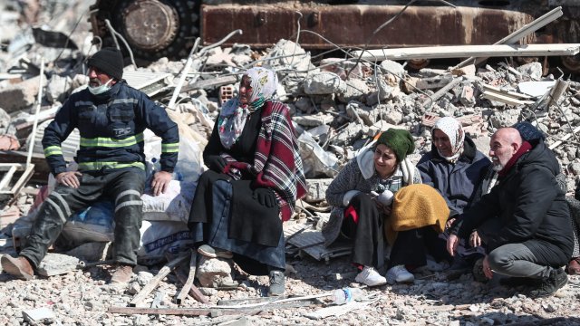 Докато пострадалите от земетресението в Сирия отчаяно търсят помощ турските