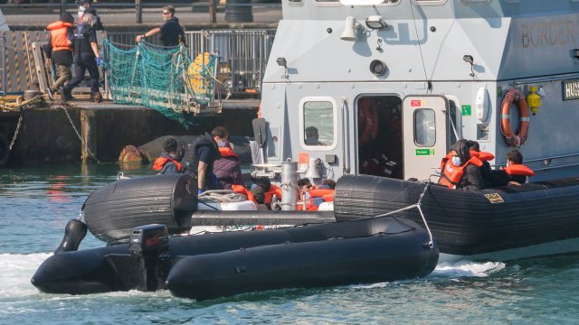 Най-малко 27 мигранти загинаха, когато лодка претърпя корабокрушение във водите