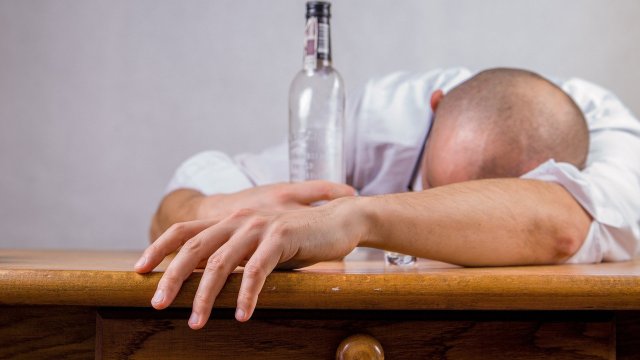 Алкохолизмът е общо понятие за консумация на алкохол в несъобразени