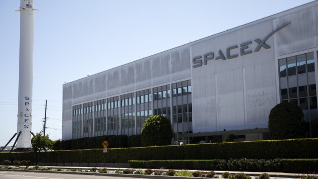 SpaceX обяви двама нови космически туристи, които ще летят с