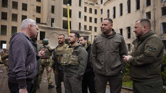 Украинският президент Володимир Зеленски посети военни части на фронтовата линия