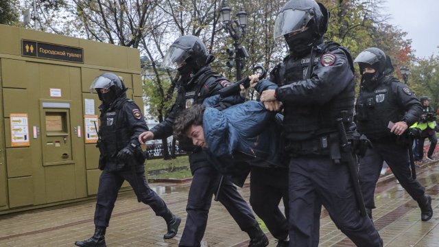 Трудно върви частичната мобилизация в Русия. Млад мъж откри огън