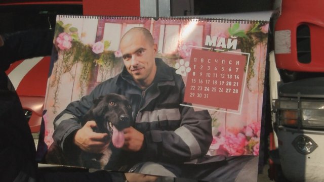 Бургаските пожарникари с календар с кауза Те заснеха фотосесия с