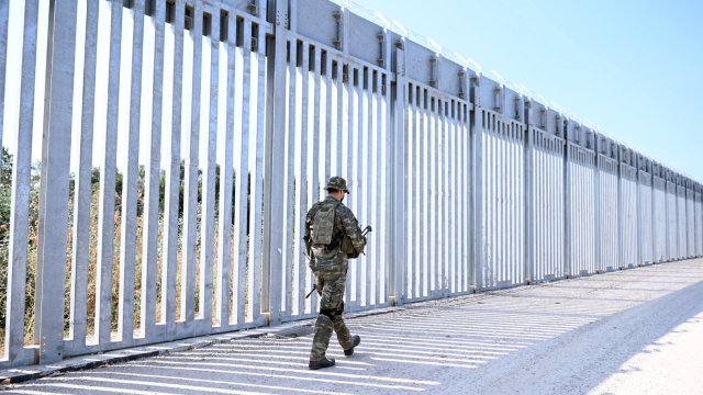 Гърция бронира граничните си сухопътни зони с България и Турция