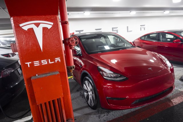 Американският производител на електрически превозни средства Tesla Inc спира производството