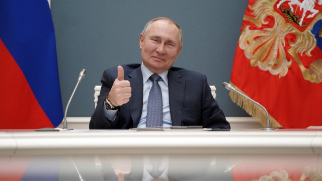 Руският президент Владимир Путин подписа указите за признаване на независимостта