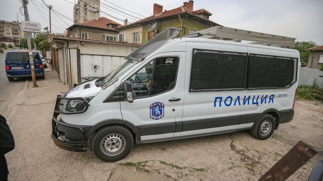 Трима са задържани по време на кражба от фирмен склад