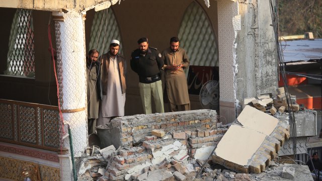 Броят на жертвите при атентата в Пешавар достигна 61 души Мощен