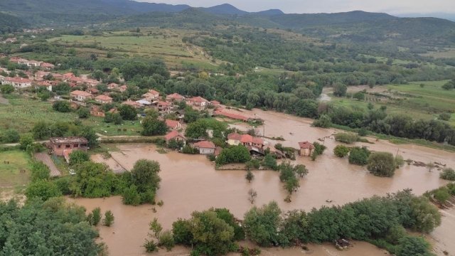 След водното бедствие започна отстраняването на щетите в карловските села