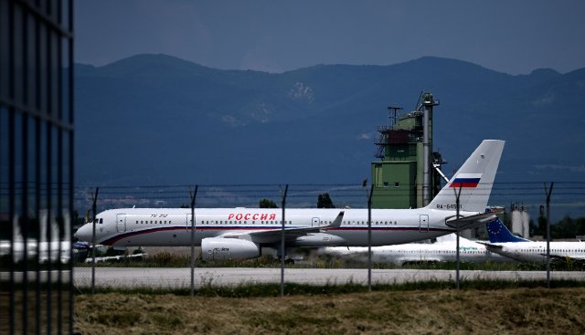 Консулската служба на България спира за неопределено време приема на