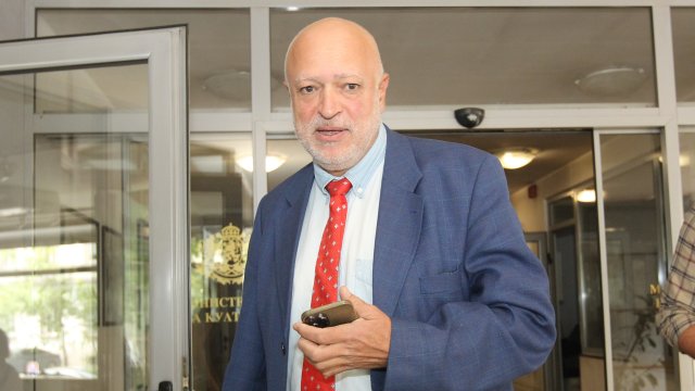 Директорът на Народния театър Васил Василев подава жалба срещу министъра