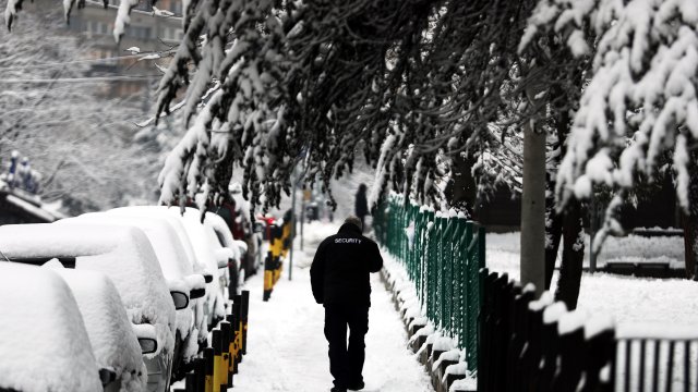 Над 55 000 домакинства останаха без ток след първия сняг