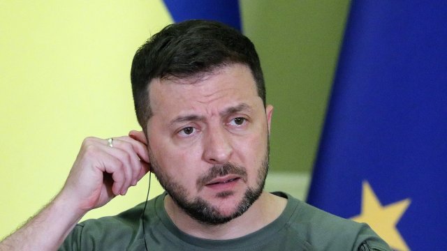 Украинският президент Володимир Зеленски съобщи че е уведомил в телефонен