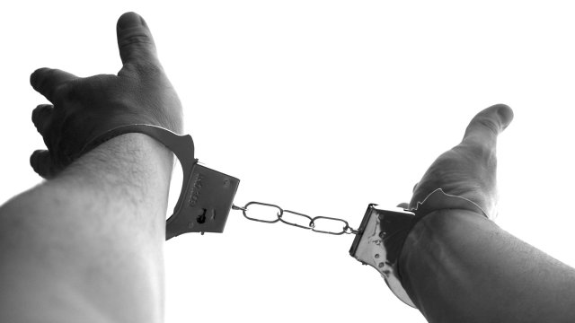 Днес след обяд 23 годишният мъж се е предал в полицията Той бе