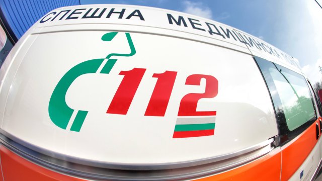 Двегодишно момиченце е в болница след катастрофа в Синеморец съобщиха