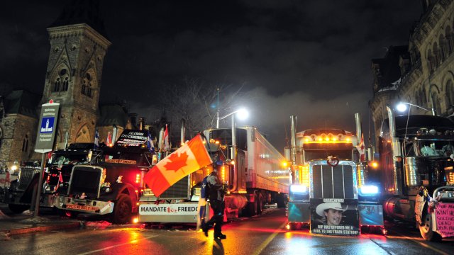 Протестиращи срещу задължителната ваксинация в Канада продължават блокадата си на