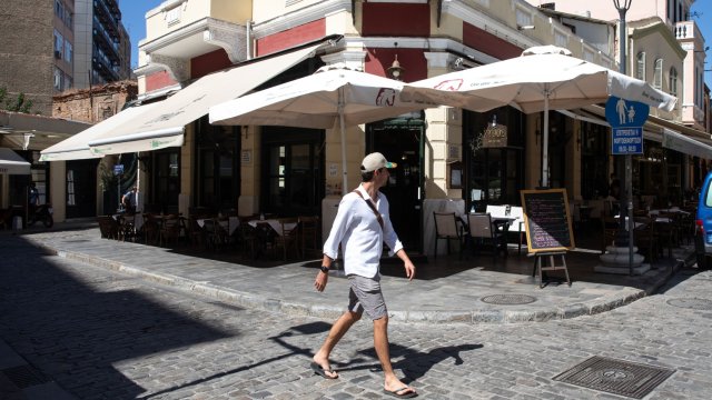 Гърция спира от 15 април глобата от 100 евро налагана