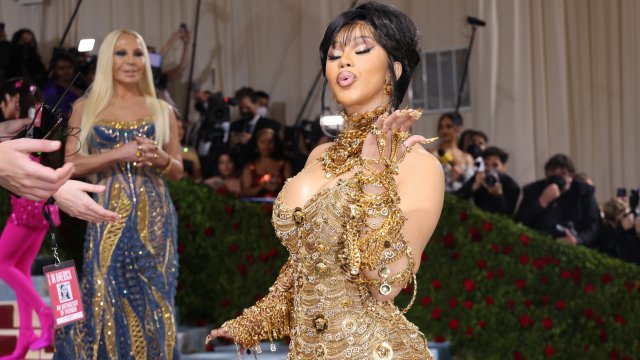 Рапърката Карди Би посъветва почитателките си да спрат инжекциите със