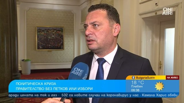 Премиерът в оставка Кирил Петков е в стаята на БСП