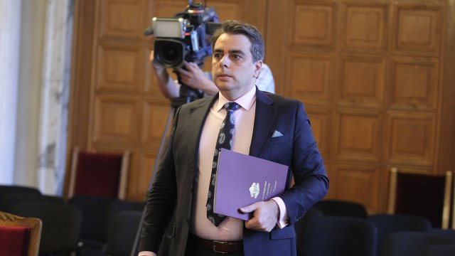 Финансовият министър Асен Василев иска допълнителните приходи от 1 2 млрд