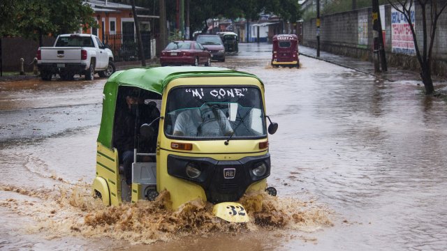 Поне 10 са жертвите а около 20 са безследно изчезнали