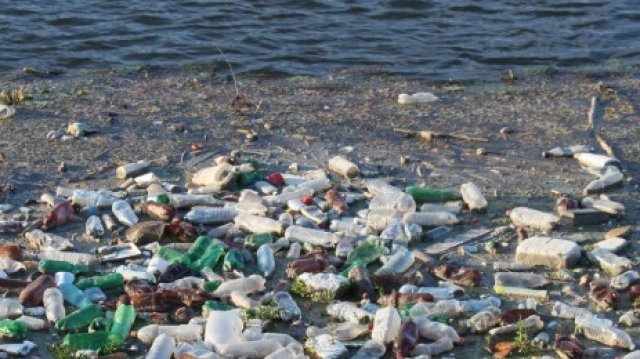 Средиземно море се дави в около 3 760 тона пластмаса
