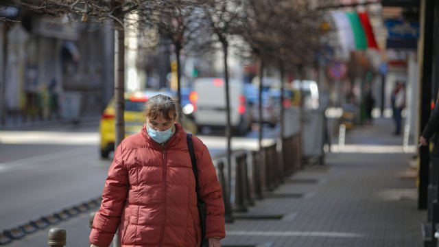 През годините някои показатели слабо се подобряват или влошават но