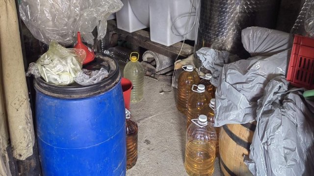 Митнически служители в Бургас иззеха 4125 литра етилов алкохол и