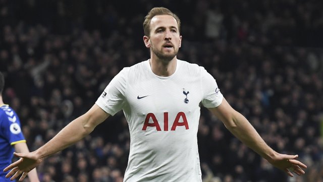 Тотнъм победи с 2 0 Брайтън в отложен мач и остана