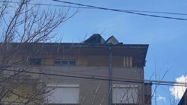 Силният вятър вдигна части от ламаринен покрив на жилищен блок