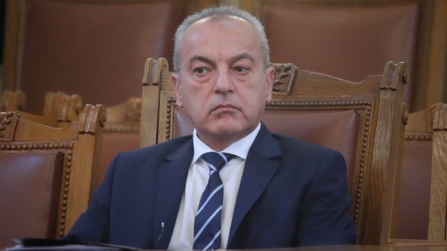 Два указа издаде тази сутрин държавният глава С първия прекрати