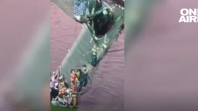 Най малко 81 са загиналите при рухването на висящия мост в