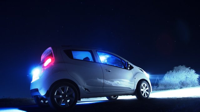 През есента черният мрак и облачното небе принуждават шофьорите да