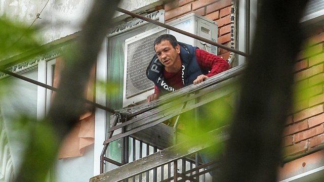 Трети ден 35 годишен мъж остава барикадиран в жилището си в