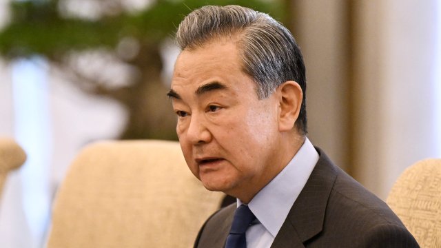 Китайският външен министър Ван И днес защити позицията на страната