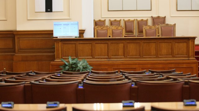 Липсата на кворум скара депутатите за пореден път по време