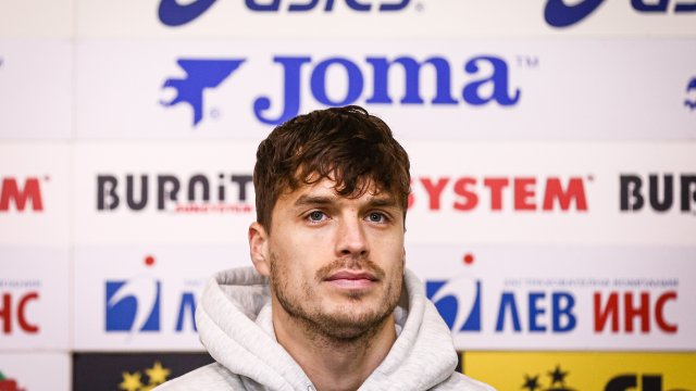 Дойдох от Нидерландия където играех в отбор който се намираше