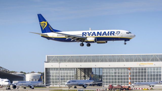 Нискотарифната авиокомпания Ryanair възнамерява да повиши цените на билетите заради скъпите