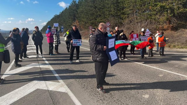 Жители на Омуртаг блокираха пътя София Варна в знак