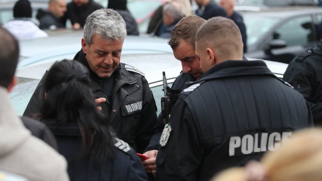 Задържаха перничанин, удрял и се нахвърлил с нож върху съпругата си